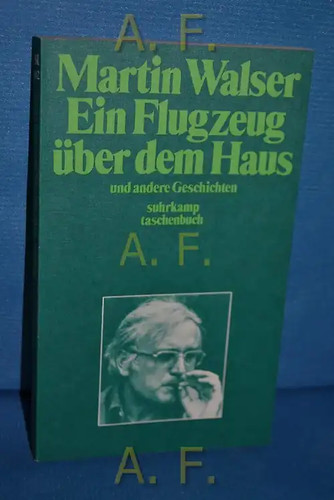 Ein flugzeug über - über, dem